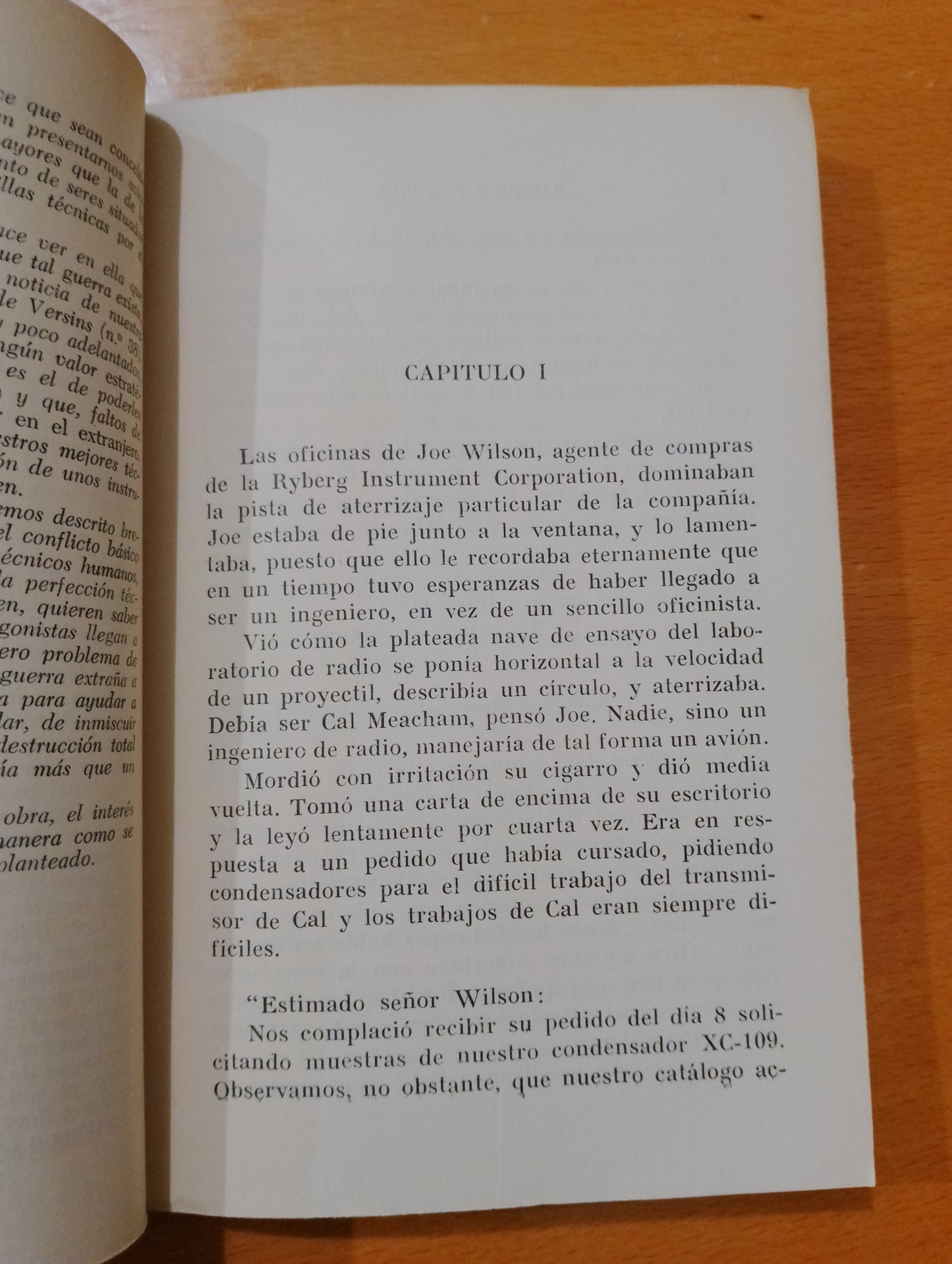 Está isla. La Tierra... Raymond F Jones