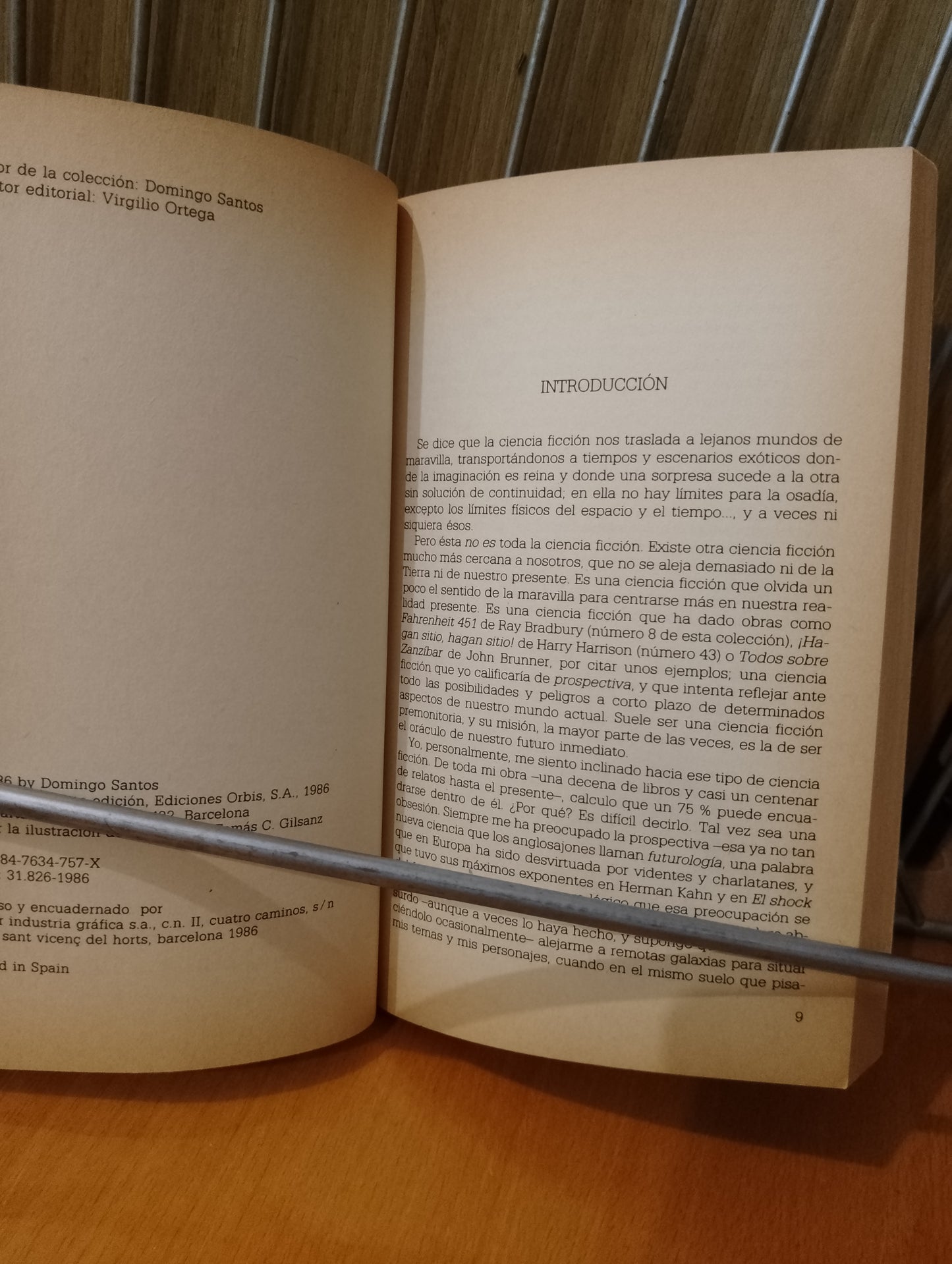 No lejos de la Tierra. Domingo Santos