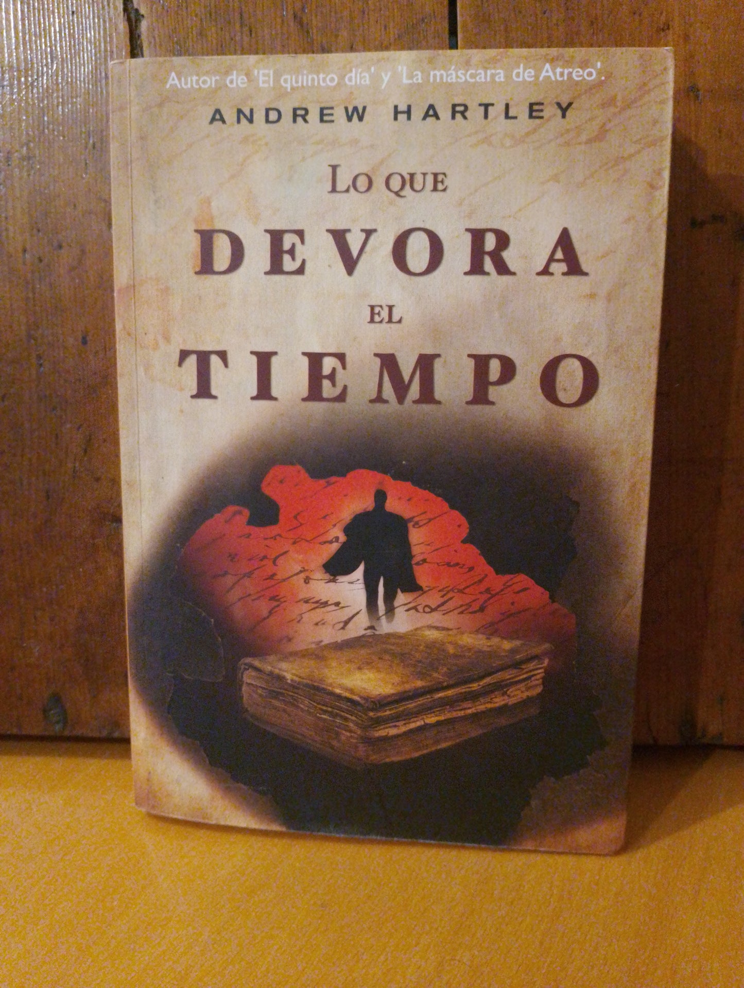 Lo que devora el tiempo. Andrew Hartley