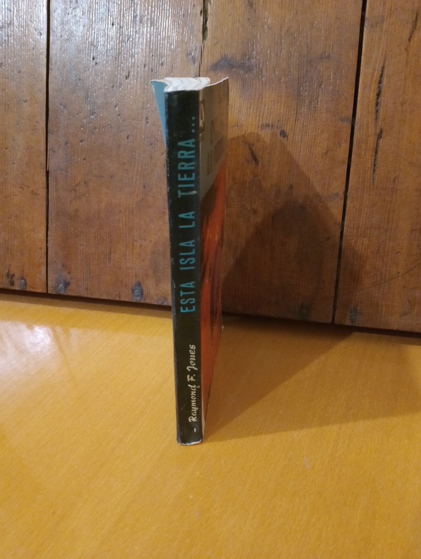 Está isla. La Tierra... Raymond F Jones