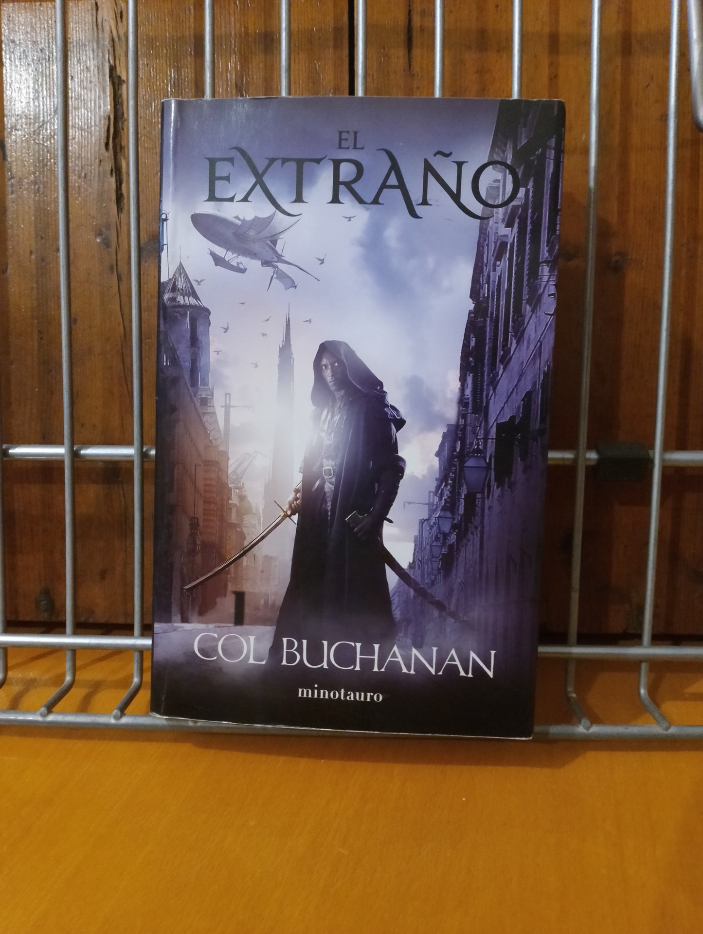 El extraño. Col Buchanan