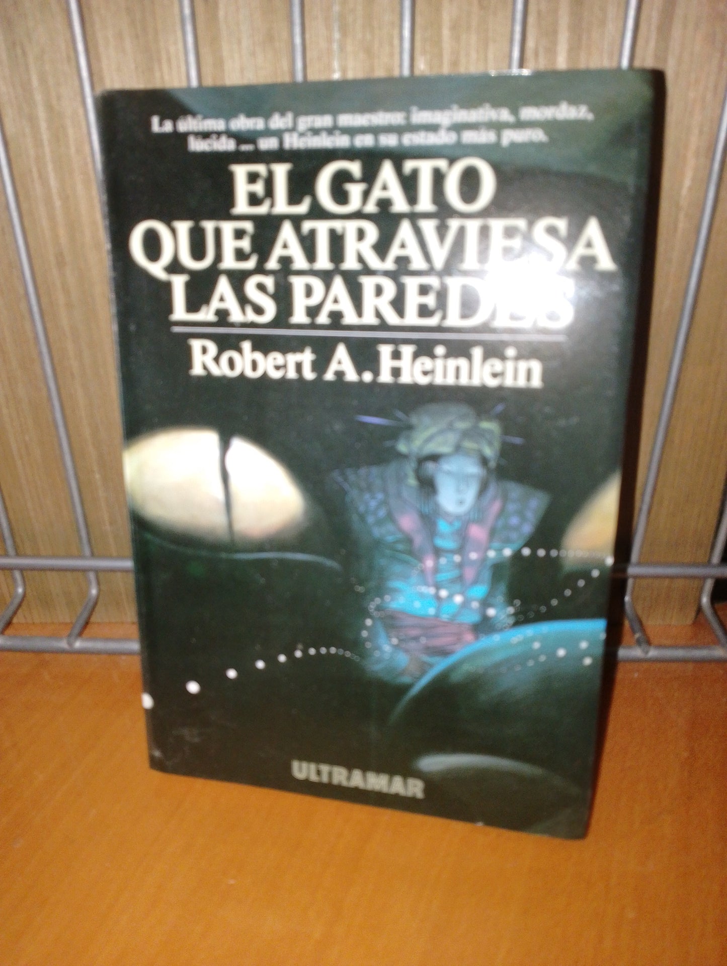 El gato que atraviesa las paredes. Robert A Heinlein