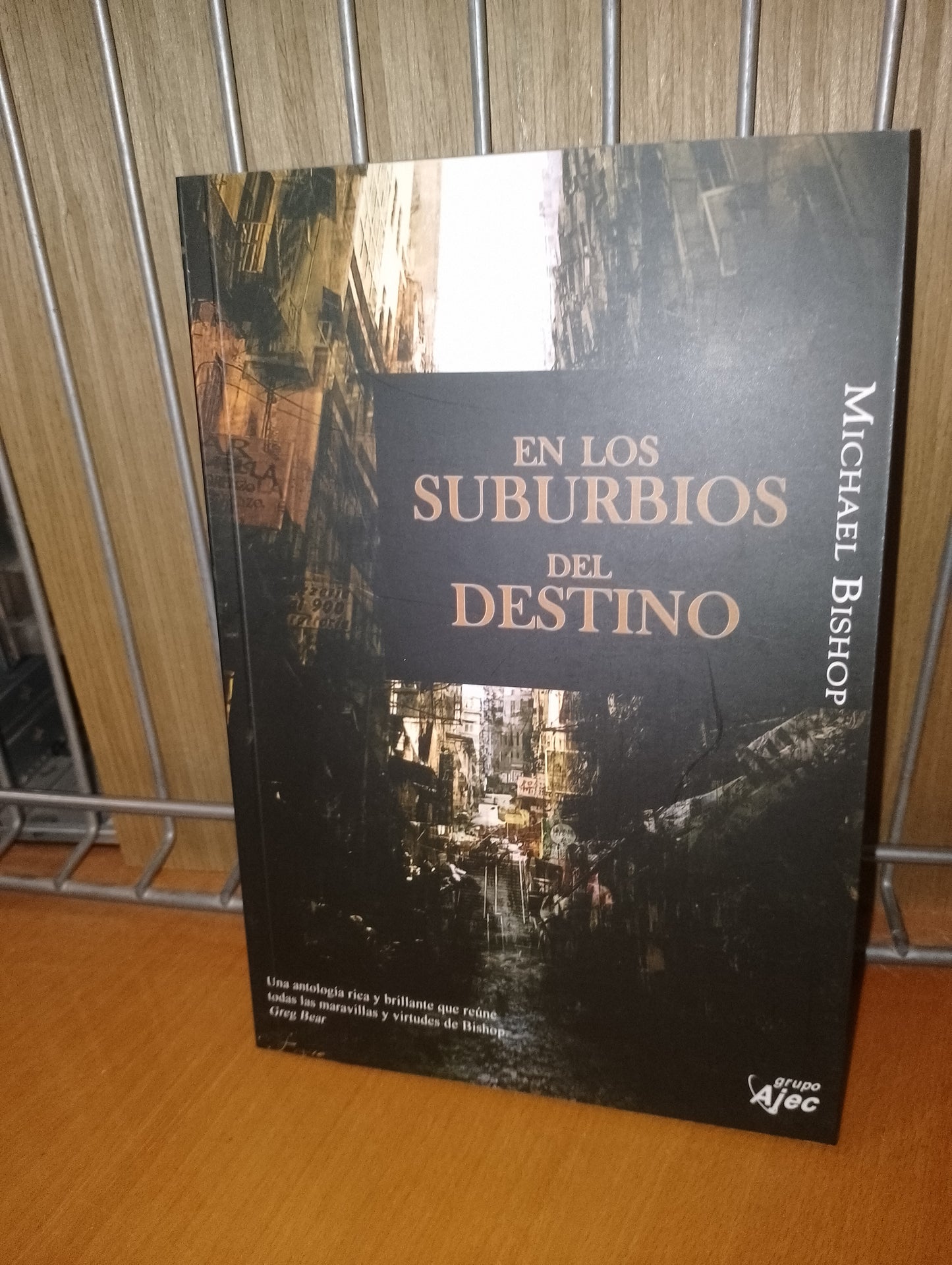 En los suburbios del destino. Michael Bishop
