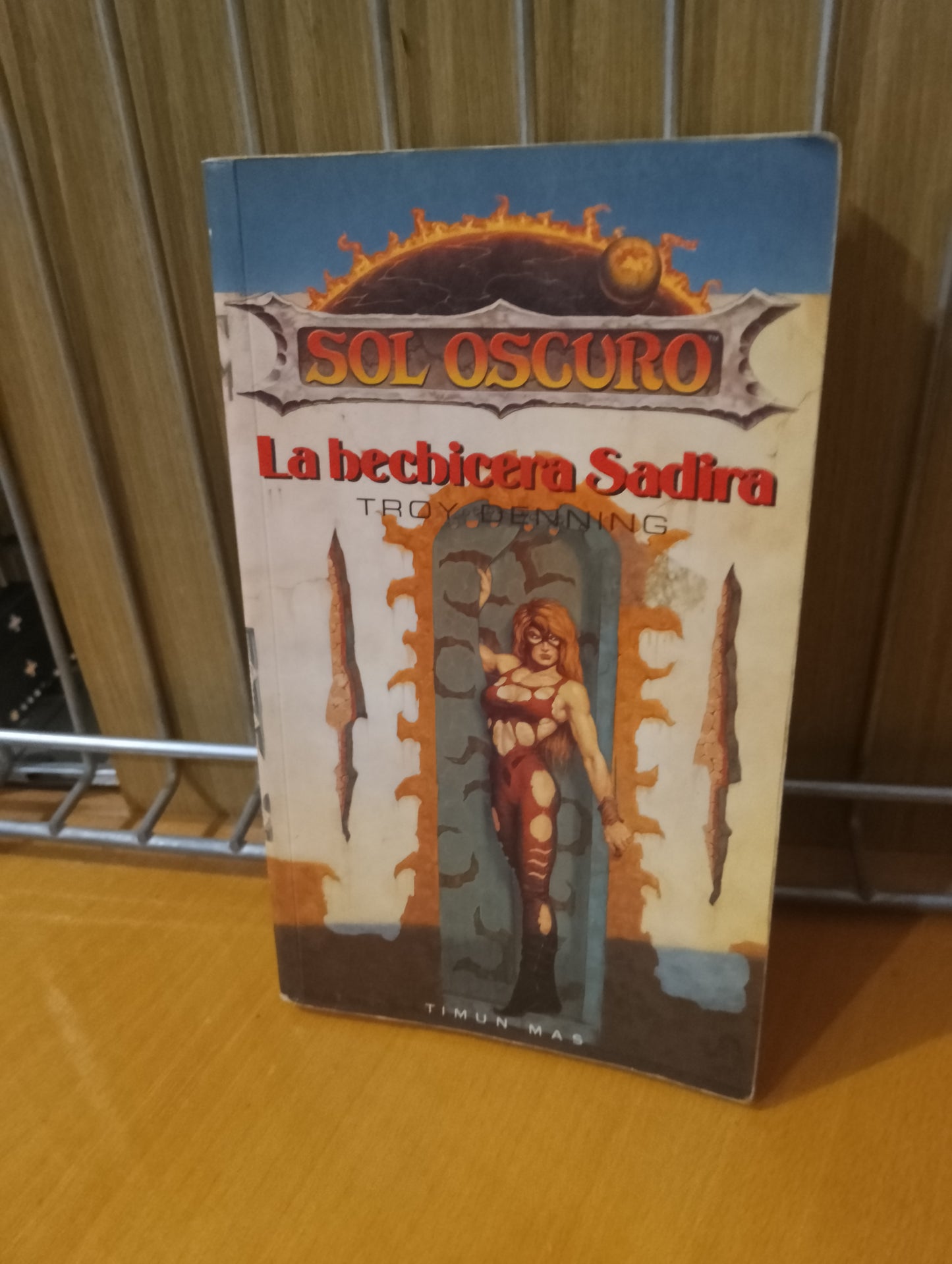 La hechicera Sadira. Sol oscuro. Troy Dennig