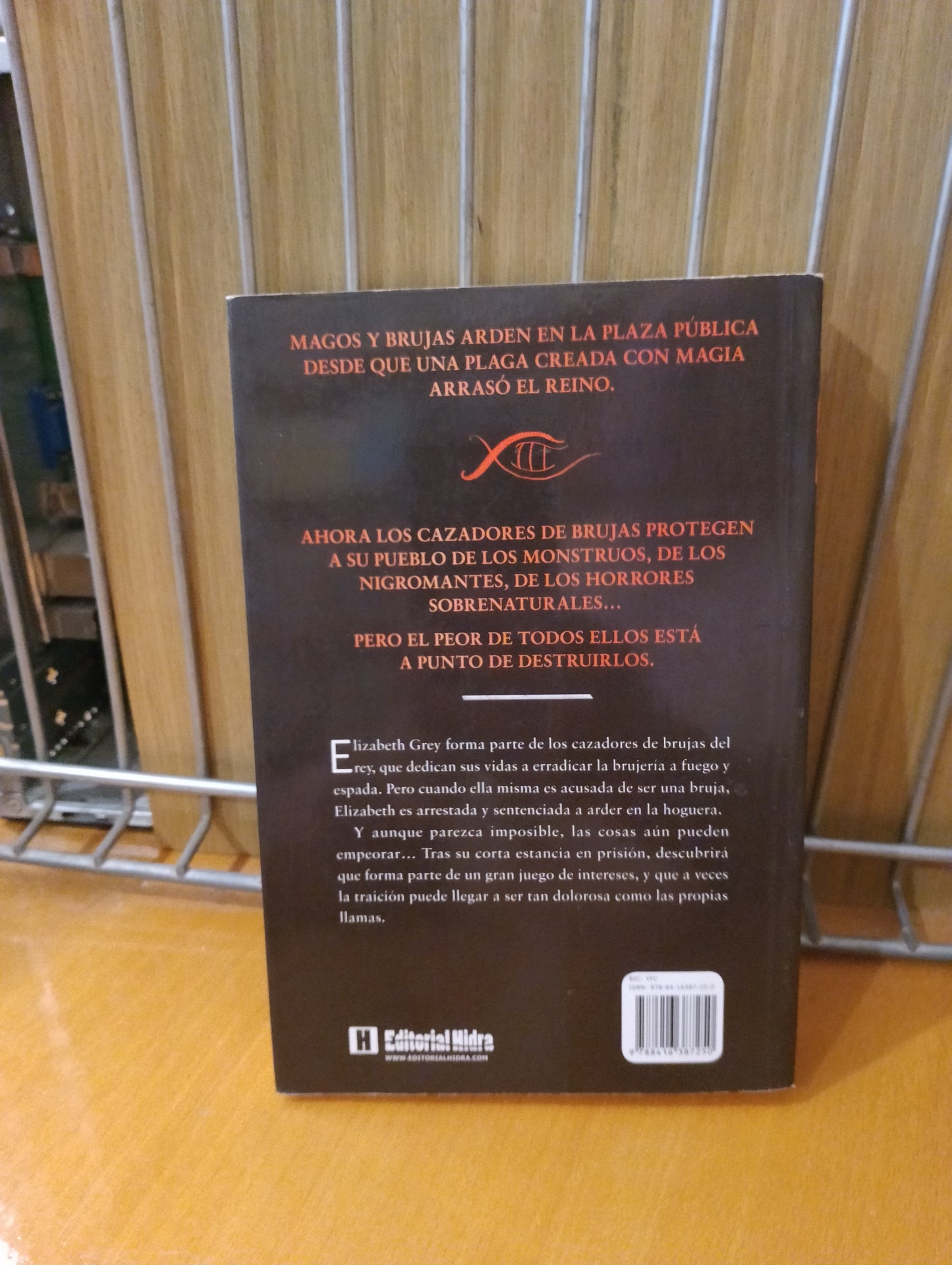 Caza de brujas. Virginia Boecker