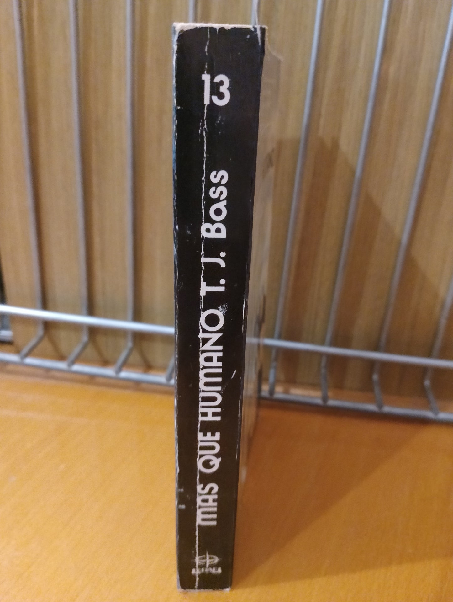 Más que humano. T.J. Bass