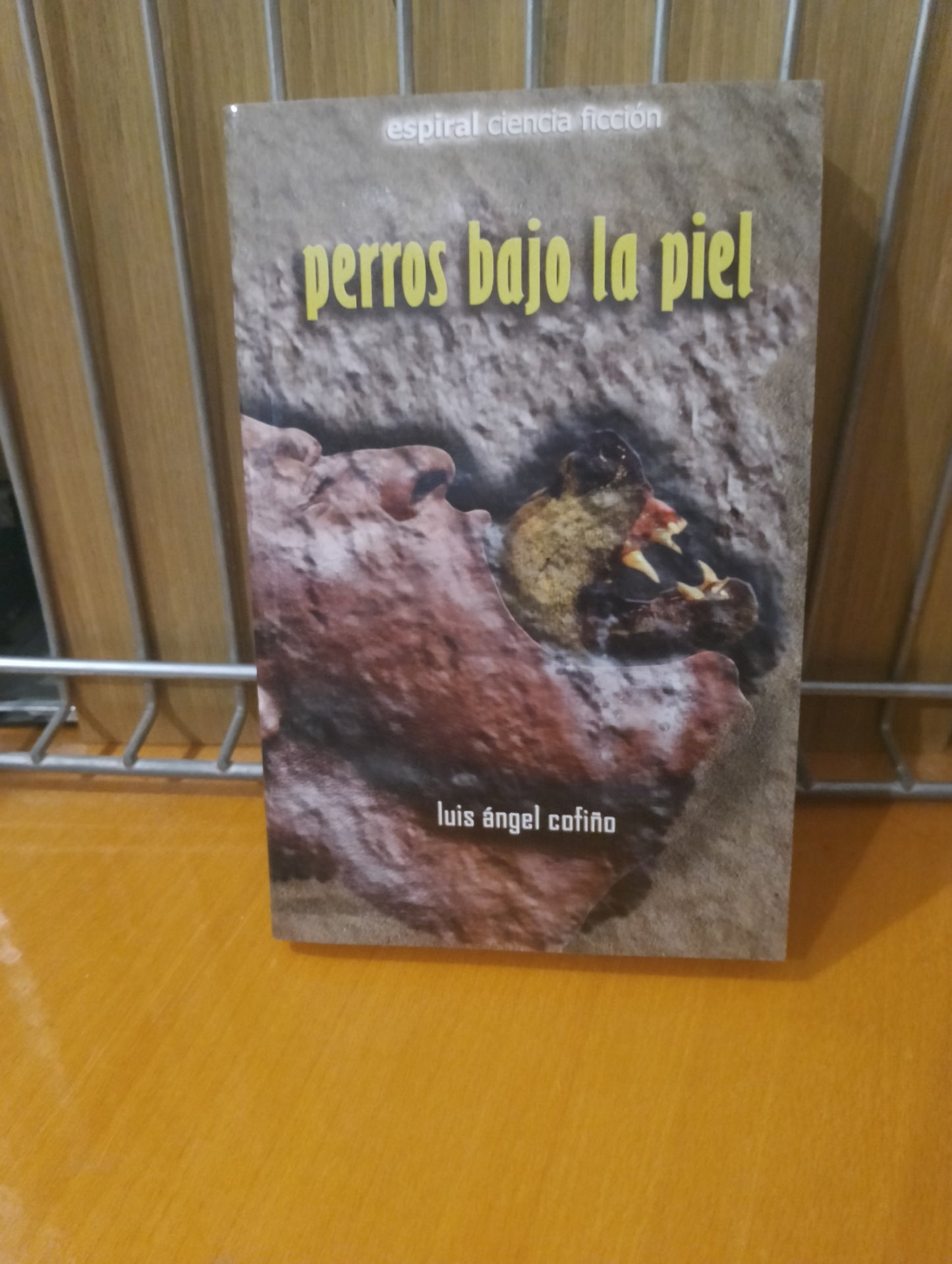 Perros bajo la piel. Luis Ángel Cofiño