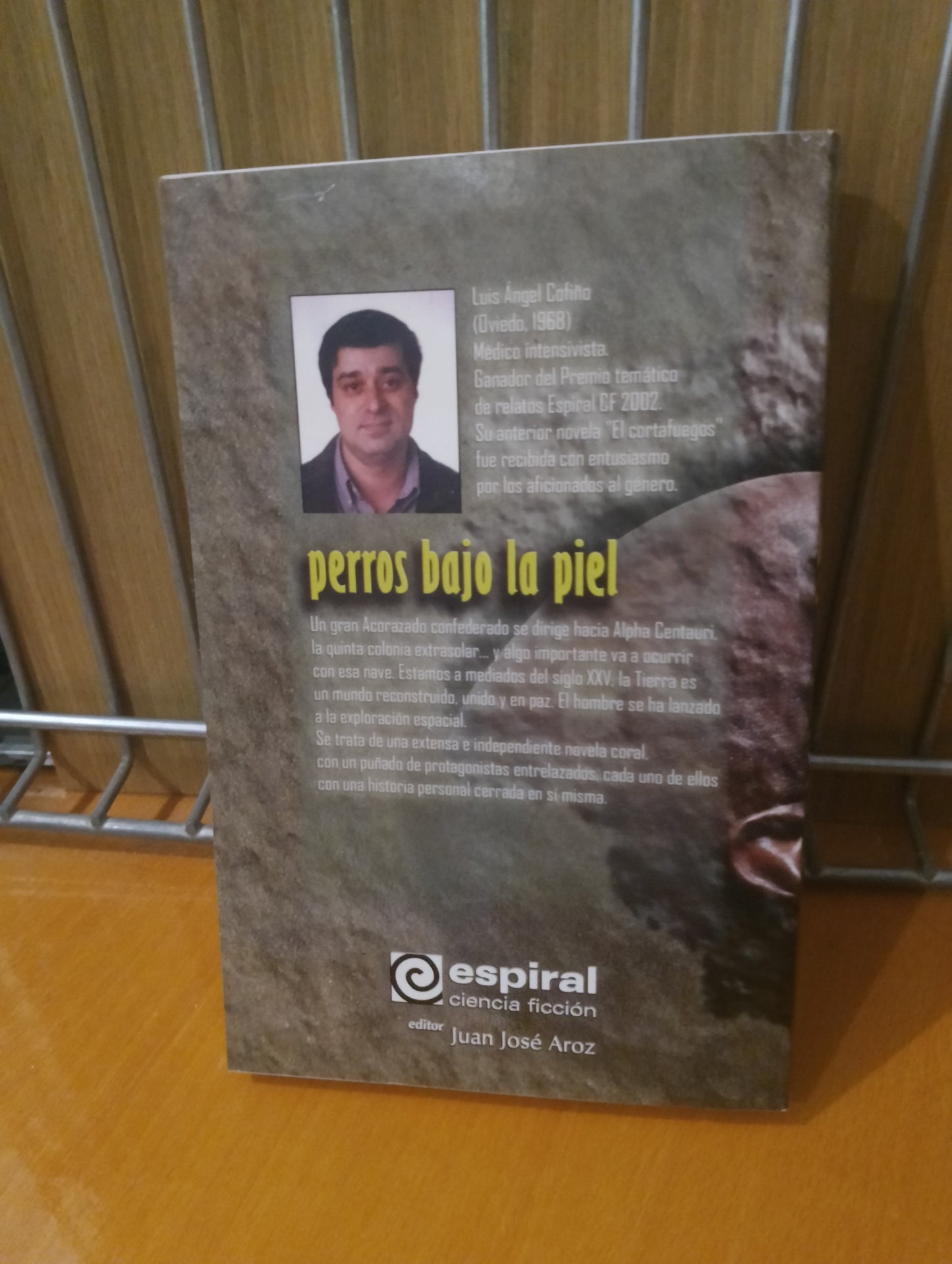 Perros bajo la piel. Luis Ángel Cofiño