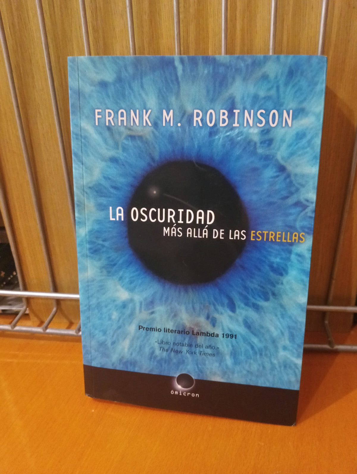 La oscuridad más allá de las estrellas. Frank M. Robinson