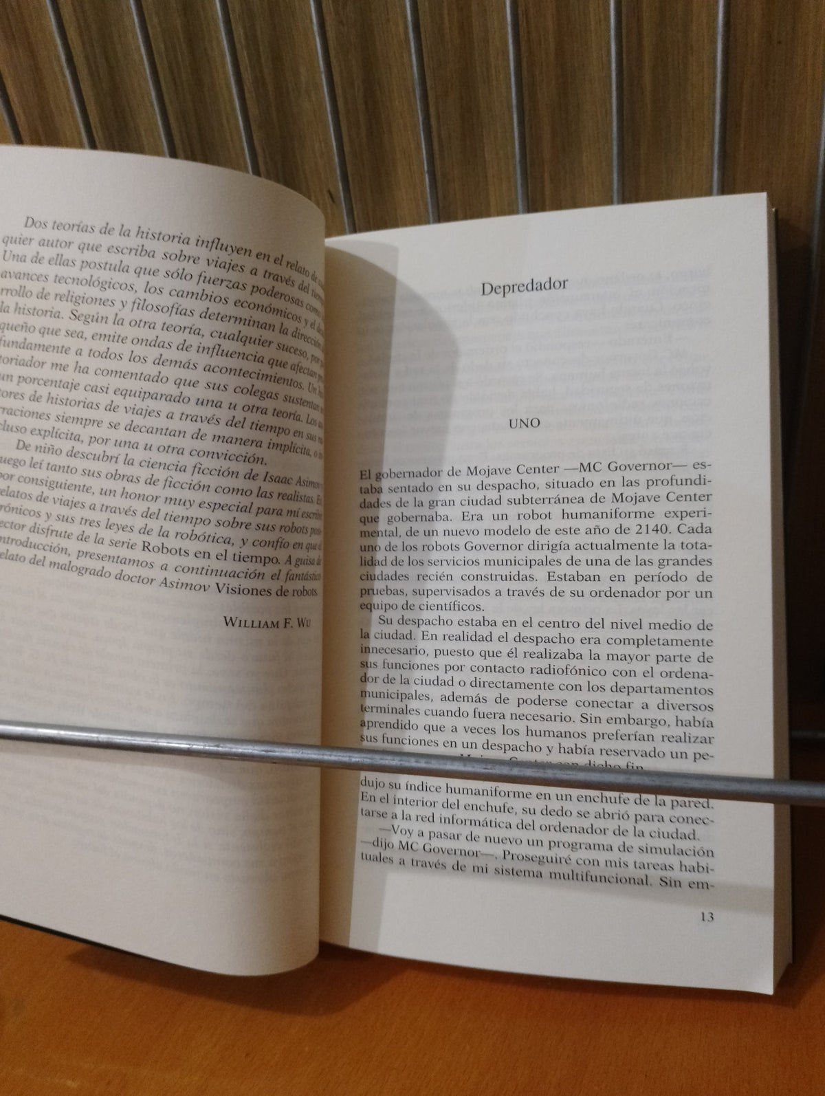 Robots en el tiempo. Depredador. William F. Wu. Isaac Asimov