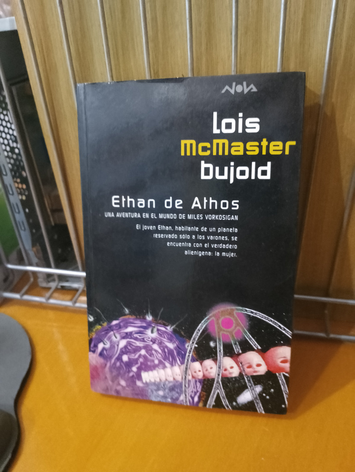 Ethan de Athos. Lois McMaster Bujold