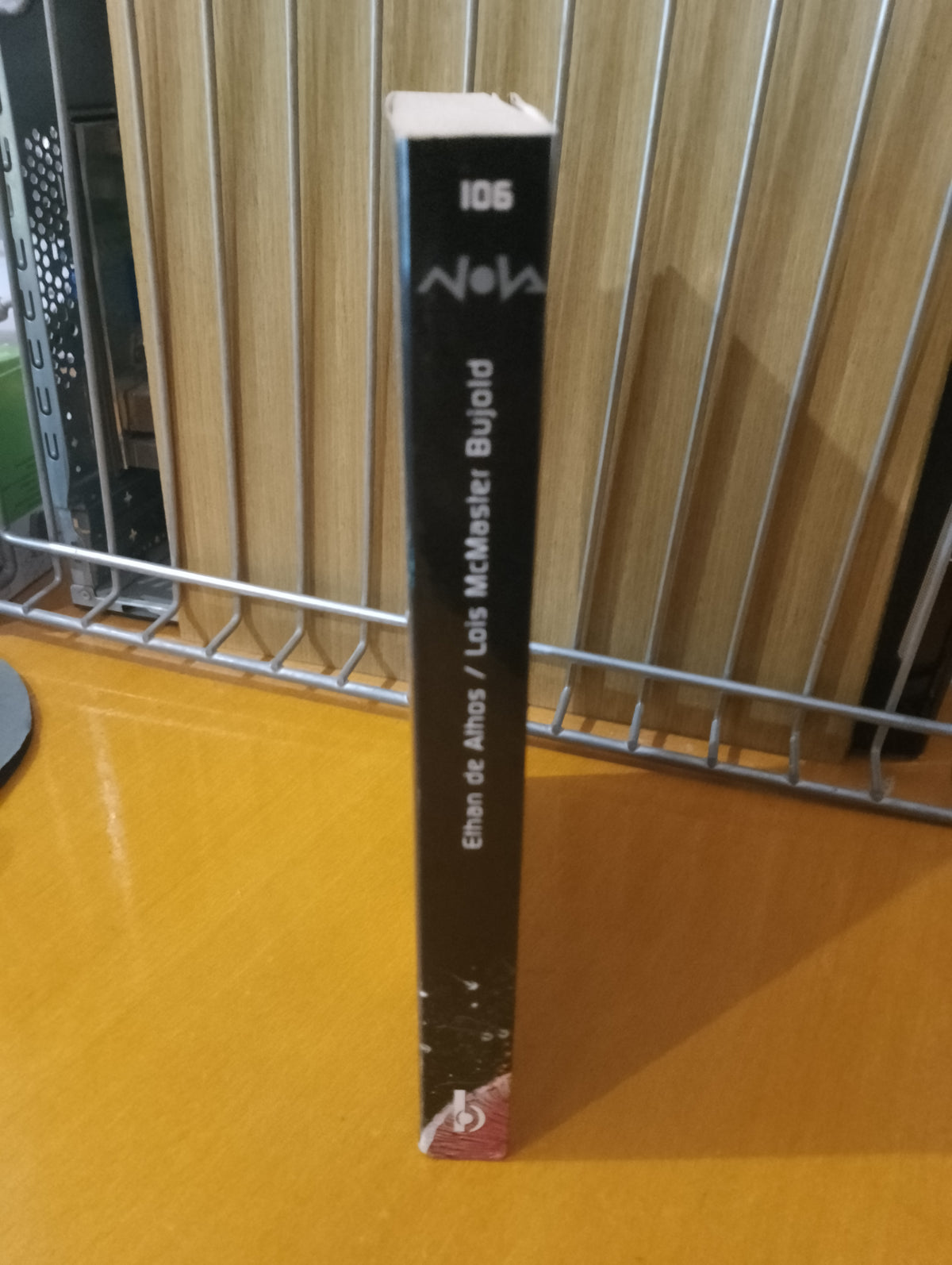 Ethan de Athos. Lois McMaster Bujold