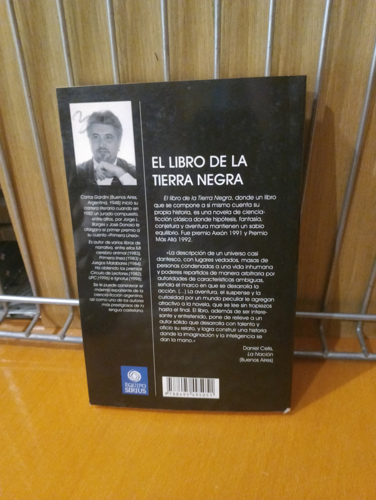 El libro de la tierra negra. Carlos Gardini