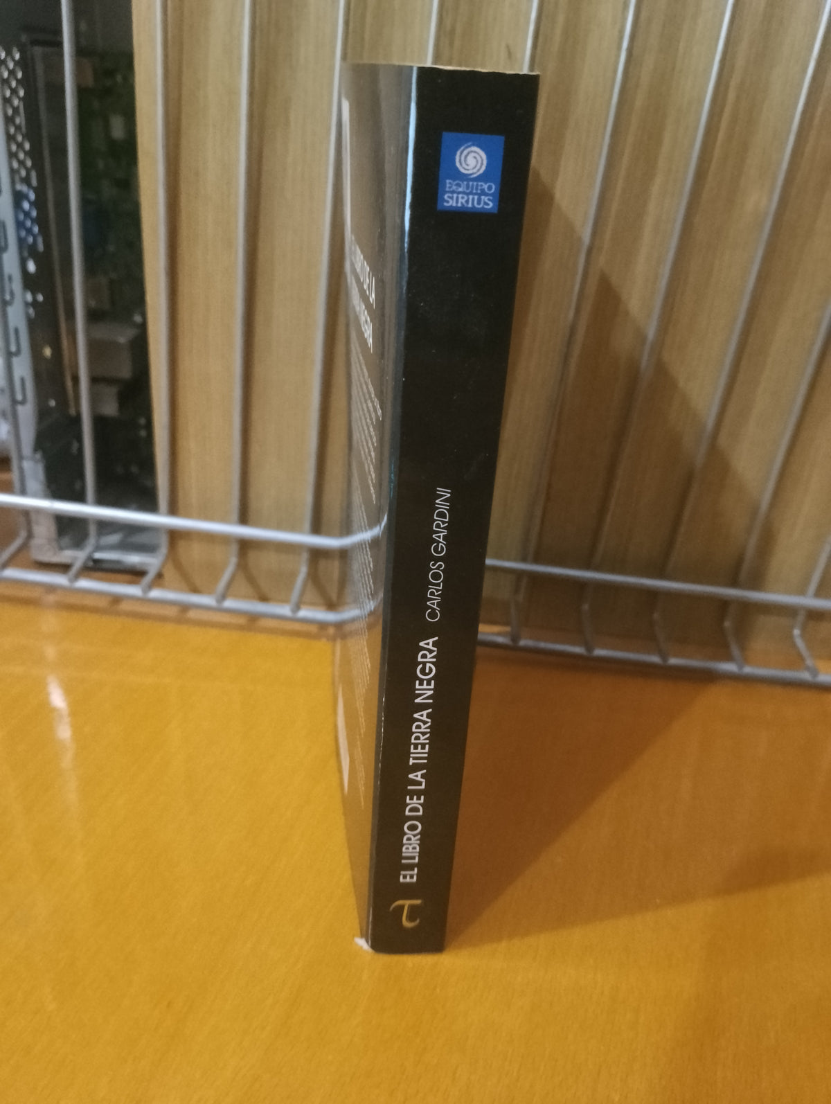 El libro de la tierra negra. Carlos Gardini
