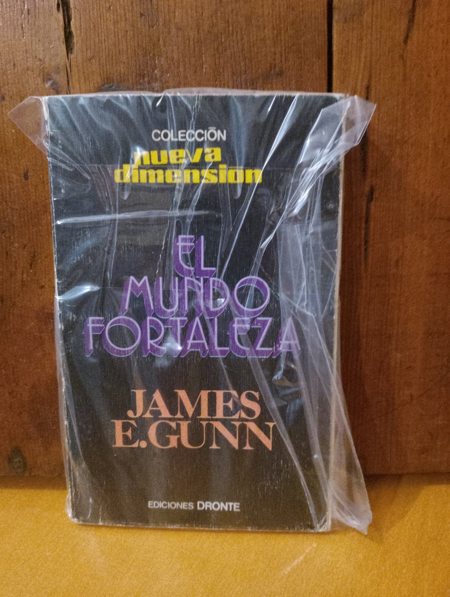 El mundo fortaleza. James E Gunn